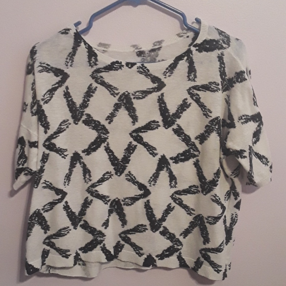 Quarter sleeve cropped blouse.